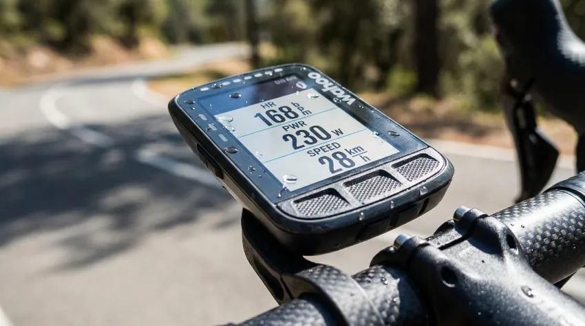 Kolesarski števec s podatki o srčnem utripu.